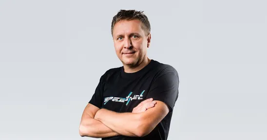 Piotr Grodzki, CEO of Speednet, standing with his arms crossed